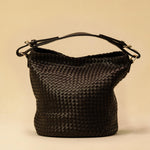 Shoulder Bag ABBIE in Darkbrown von LABEL17, aus geschmeidigem Lamm-Nappaleder von Hand geflochten. Beutelform mit kurzem Schulterhenkel, hergestellt in Marokko.