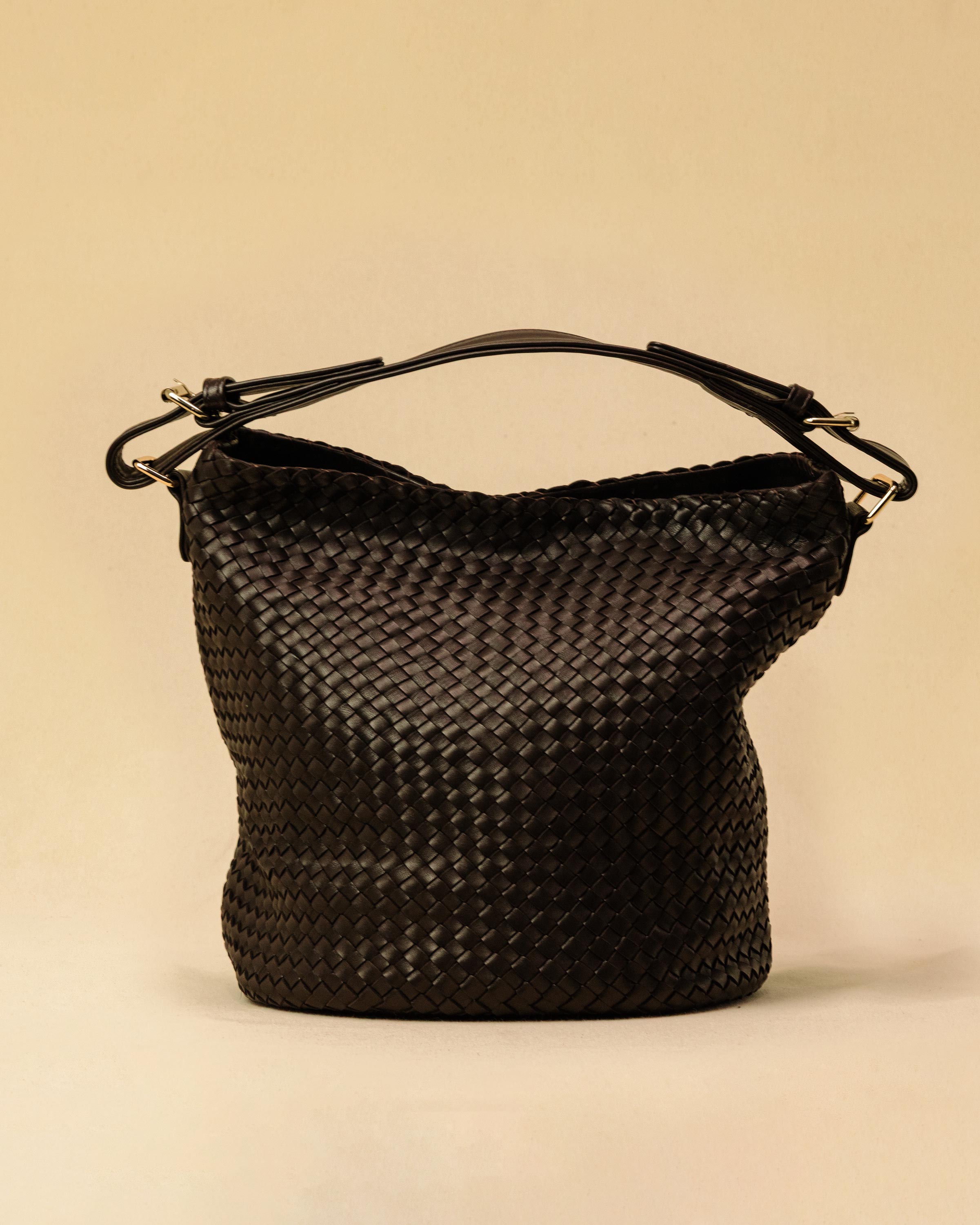 Shoulder Bag ABBIE in Darkbrown von LABEL17, aus geschmeidigem Lamm-Nappaleder von Hand geflochten. Beutelform mit kurzem Schulterhenkel, hergestellt in Marokko.
