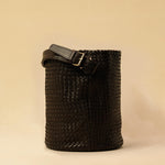 Shoulder Bag ABBIE in Darkbrown von LABEL17, aus geschmeidigem Lamm-Nappaleder von Hand geflochten. Beutelform mit kurzem Schulterhenkel, hergestellt in Marokko.