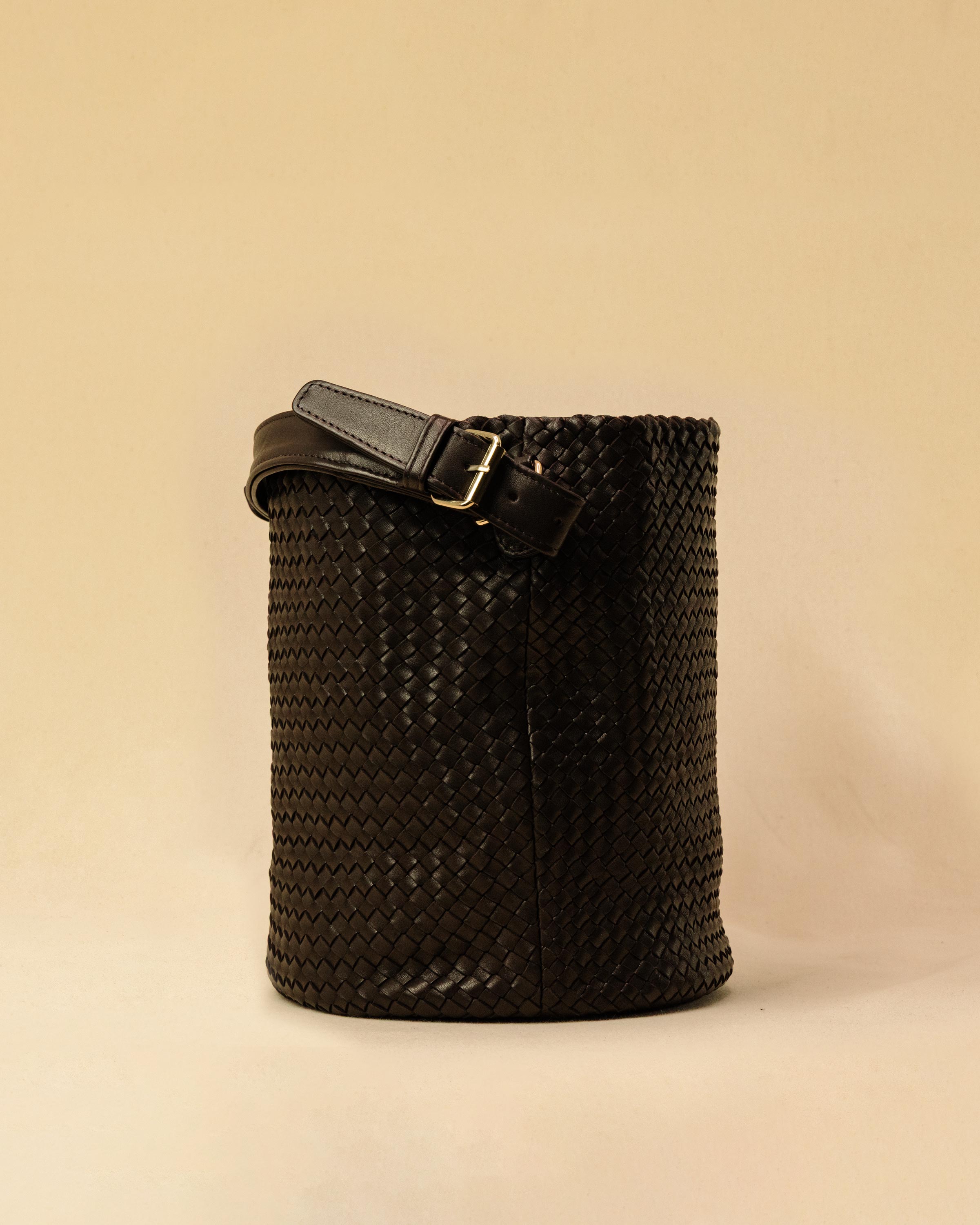 Shoulder Bag ABBIE in Darkbrown von LABEL17, aus geschmeidigem Lamm-Nappaleder von Hand geflochten. Beutelform mit kurzem Schulterhenkel, hergestellt in Marokko.
