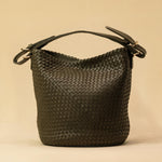 Shoulder Bag ABBIE in Olive von LABEL17, aus geschmeidigem Lamm-Nappaleder von Hand geflochten. Beutelform mit kurzem Schulterhenkel, hergestellt in Marokko.