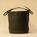 Shoulder Bag ABBIE in Olive von LABEL17, aus geschmeidigem Lamm-Nappaleder von Hand geflochten. Beutelform mit kurzem Schulterhenkel, hergestellt in Marokko.