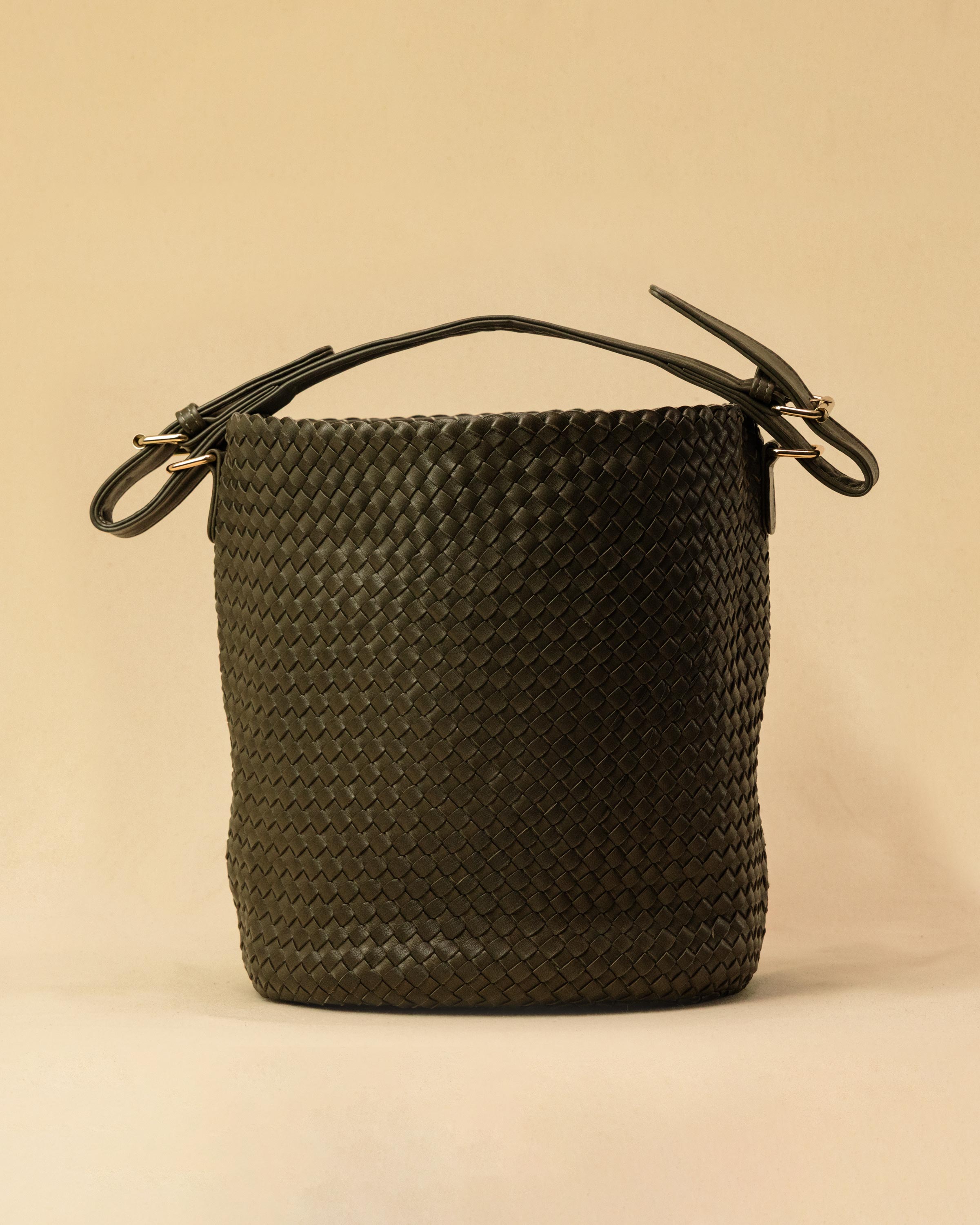 Shoulder Bag ABBIE in Olive von LABEL17, aus geschmeidigem Lamm-Nappaleder von Hand geflochten. Beutelform mit kurzem Schulterhenkel, hergestellt in Marokko.