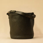 Shoulder Bag ABBIE in Olive von LABEL17, aus geschmeidigem Lamm-Nappaleder von Hand geflochten. Beutelform mit kurzem Schulterhenkel, hergestellt in Marokko.