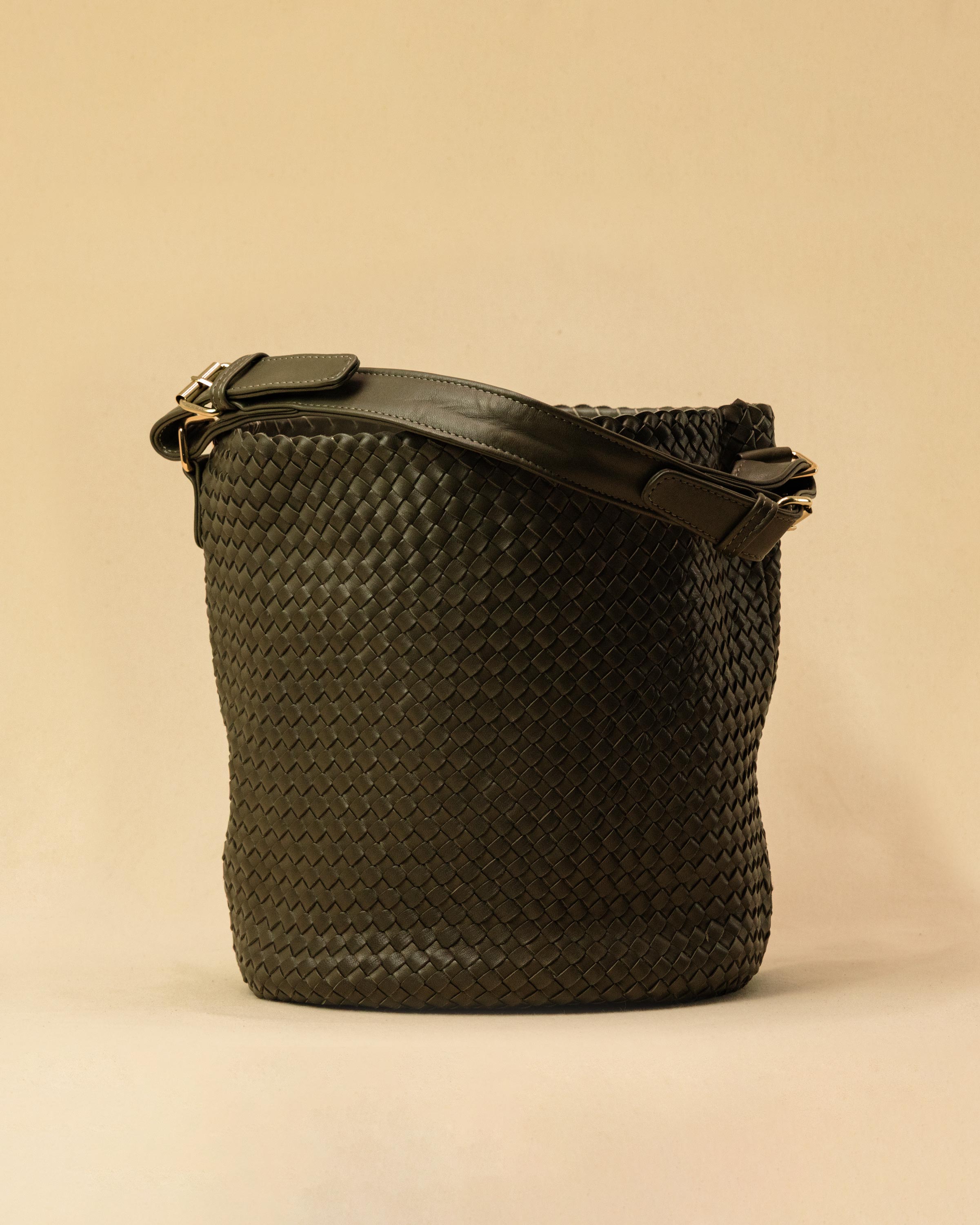 Shoulder Bag ABBIE in Olive von LABEL17, aus geschmeidigem Lamm-Nappaleder von Hand geflochten. Beutelform mit kurzem Schulterhenkel, hergestellt in Marokko.