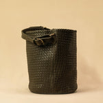 Shoulder Bag ABBIE in Olive von LABEL17, aus geschmeidigem Lamm-Nappaleder von Hand geflochten. Beutelform mit kurzem Schulterhenkel, hergestellt in Marokko.