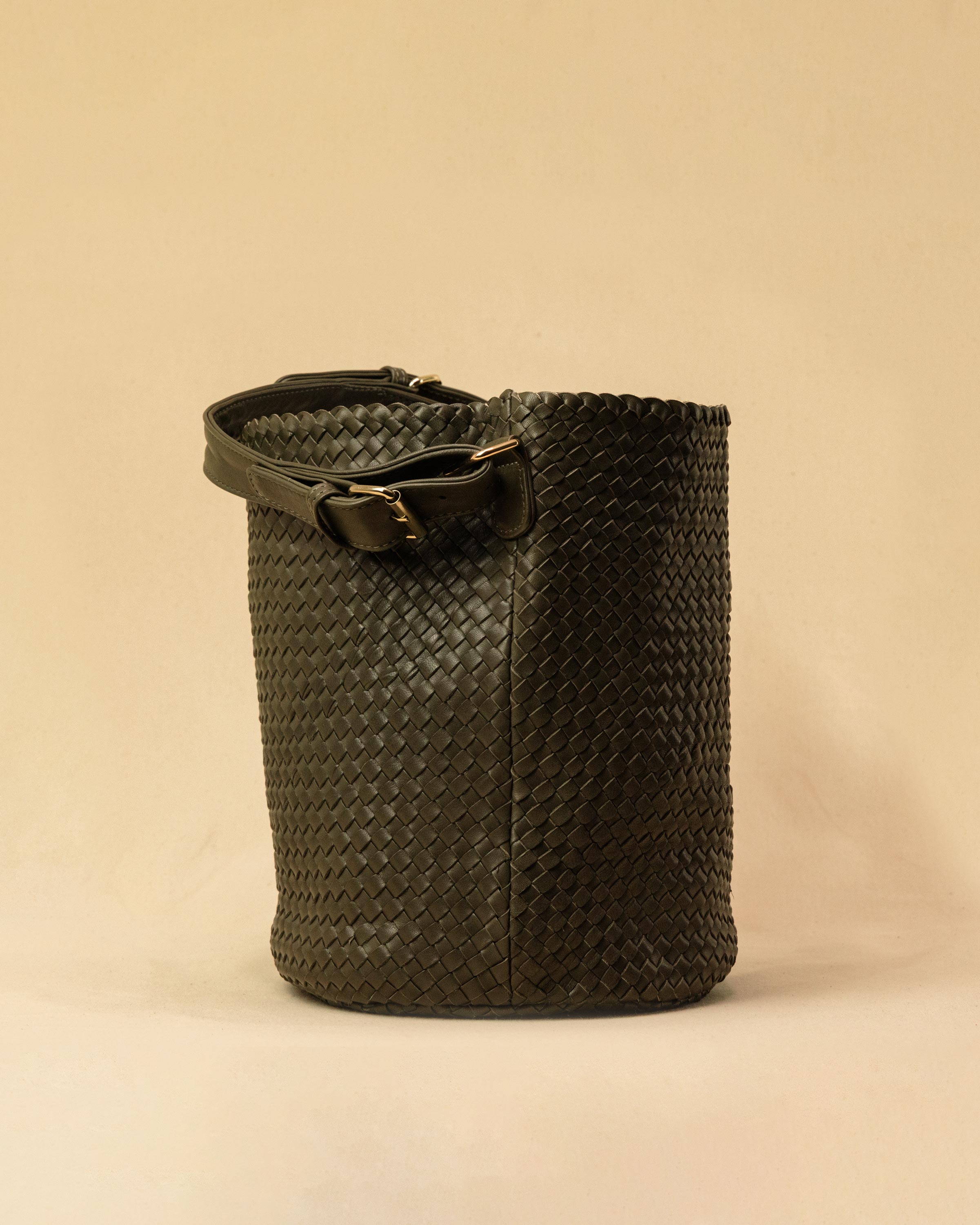 Shoulder Bag ABBIE in Olive von LABEL17, aus geschmeidigem Lamm-Nappaleder von Hand geflochten. Beutelform mit kurzem Schulterhenkel, hergestellt in Marokko.