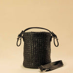 Shoulder Bag ABBIE Small in Black von LABEL17 aus Lamm-Nappaleder, von Hand geflochten. Mit kurzem und langem Henkel, hergestellt in Marokko