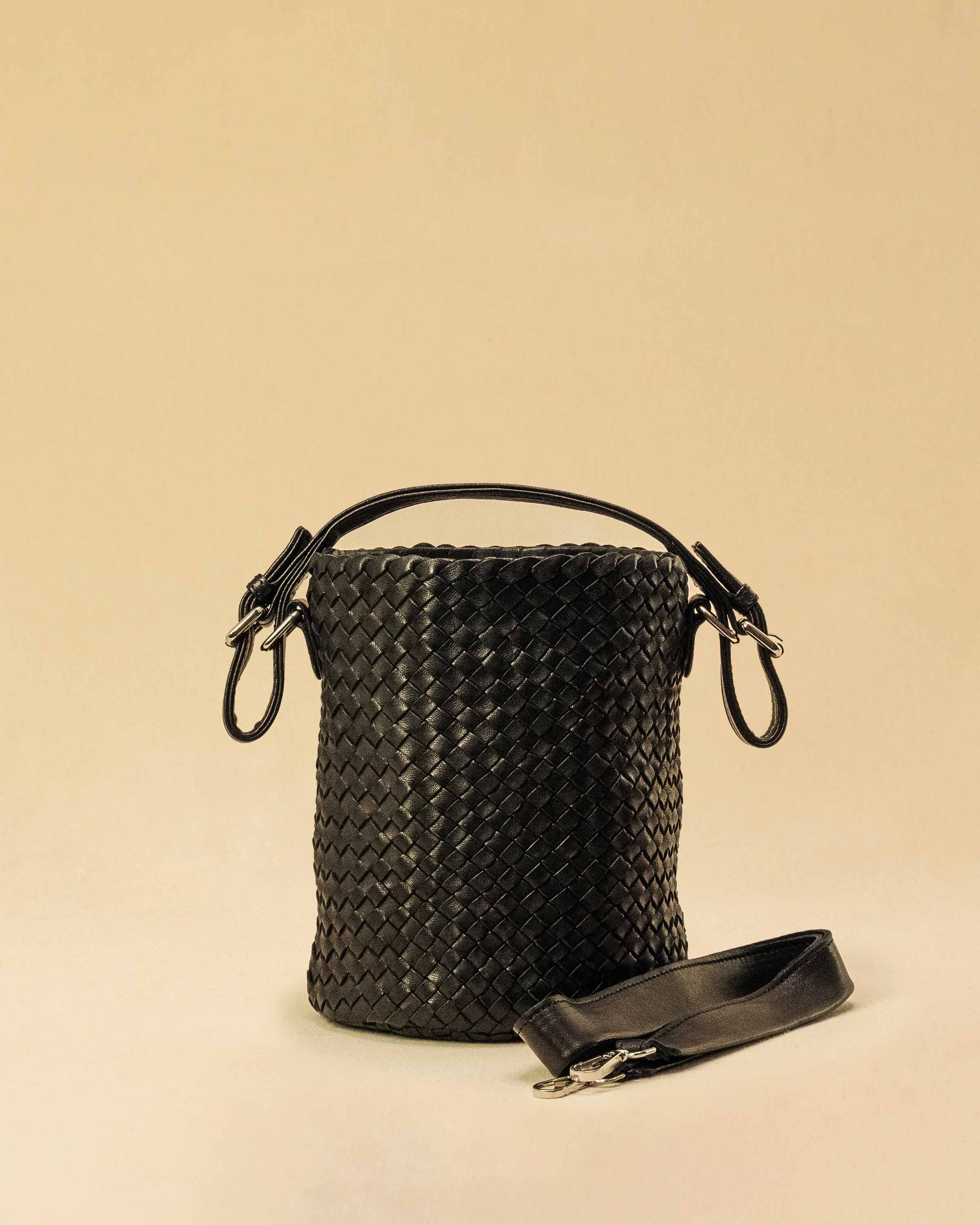 Shoulder Bag ABBIE Small in Black von LABEL17 aus Lamm-Nappaleder, von Hand geflochten. Mit kurzem und langem Henkel, hergestellt in Marokko