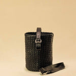 Shoulder Bag ABBIE Small in Black von LABEL17 aus Lamm-Nappaleder, von Hand geflochten. Mit kurzem und langem Henkel, hergestellt in Marokko