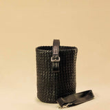 Shoulder Bag ABBIE Small in Black von LABEL17 aus Lamm-Nappaleder, von Hand geflochten. Mit kurzem und langem Henkel, hergestellt in Marokko