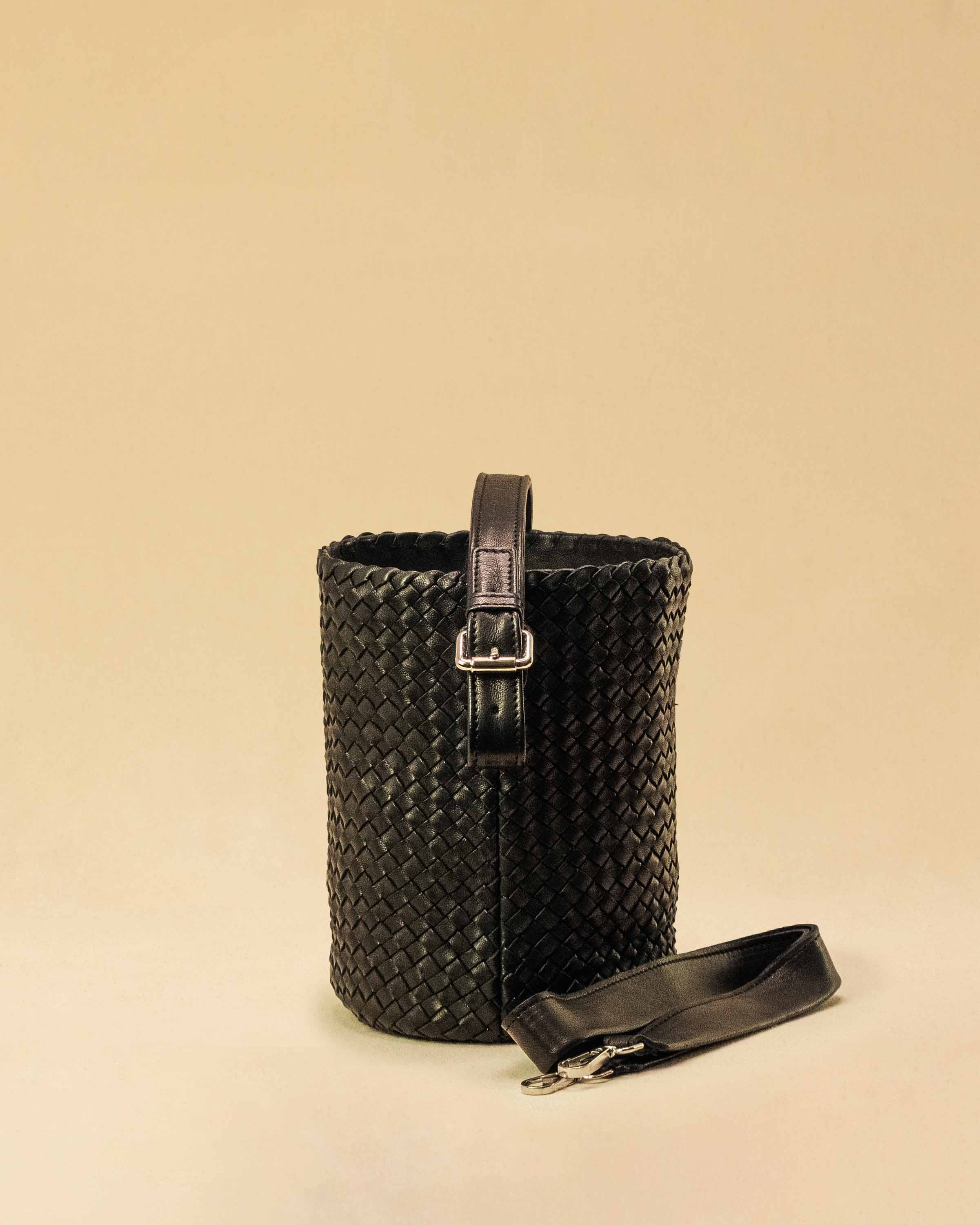 Shoulder Bag ABBIE Small in Black von LABEL17 aus Lamm-Nappaleder, von Hand geflochten. Mit kurzem und langem Henkel, hergestellt in Marokko