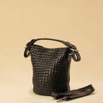 Shoulder Bag ABBIE Small in Black von LABEL17 aus Lamm-Nappaleder, von Hand geflochten. Mit kurzem und langem Henkel, hergestellt in Marokko