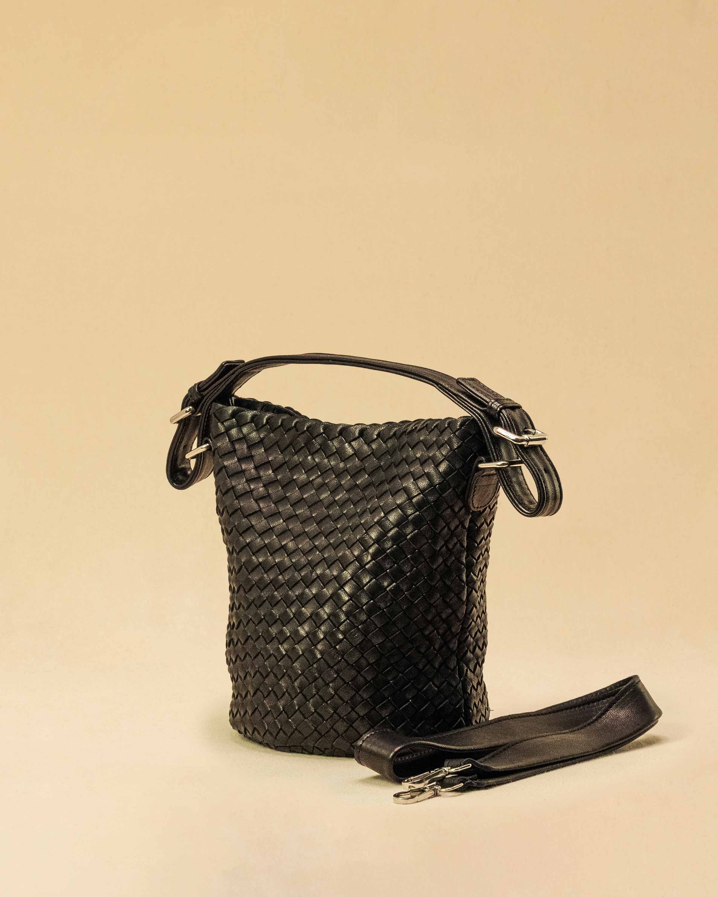 Shoulder Bag ABBIE Small in Black von LABEL17 aus Lamm-Nappaleder, von Hand geflochten. Mit kurzem und langem Henkel, hergestellt in Marokko