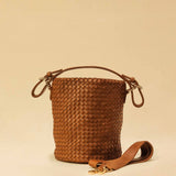 Shoulder Bag ABBIE Small in Cognac von LABEL17 aus Lamm-Nappaleder, von Hand geflochten. Mit kurzem und langem Henkel, hergestellt in Marokko