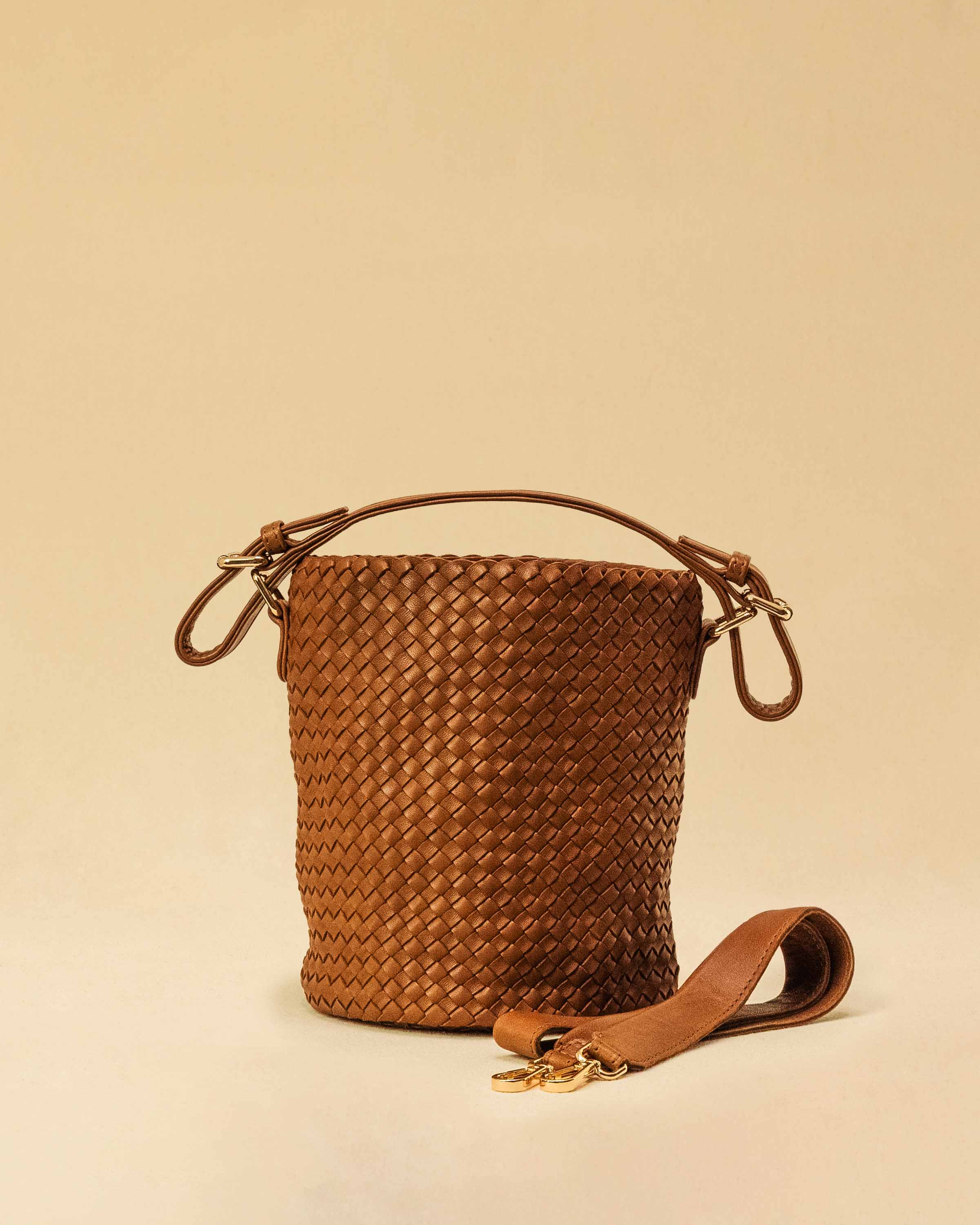 Shoulder Bag ABBIE Small in Cognac von LABEL17 aus Lamm-Nappaleder, von Hand geflochten. Mit kurzem und langem Henkel, hergestellt in Marokko