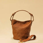 Shoulder Bag ABBIE Small in Cognac von LABEL17 aus Lamm-Nappaleder, von Hand geflochten. Mit kurzem und langem Henkel, hergestellt in Marokko