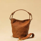 Shoulder Bag ABBIE Small in Cognac von LABEL17 aus Lamm-Nappaleder, von Hand geflochten. Mit kurzem und langem Henkel, hergestellt in Marokko