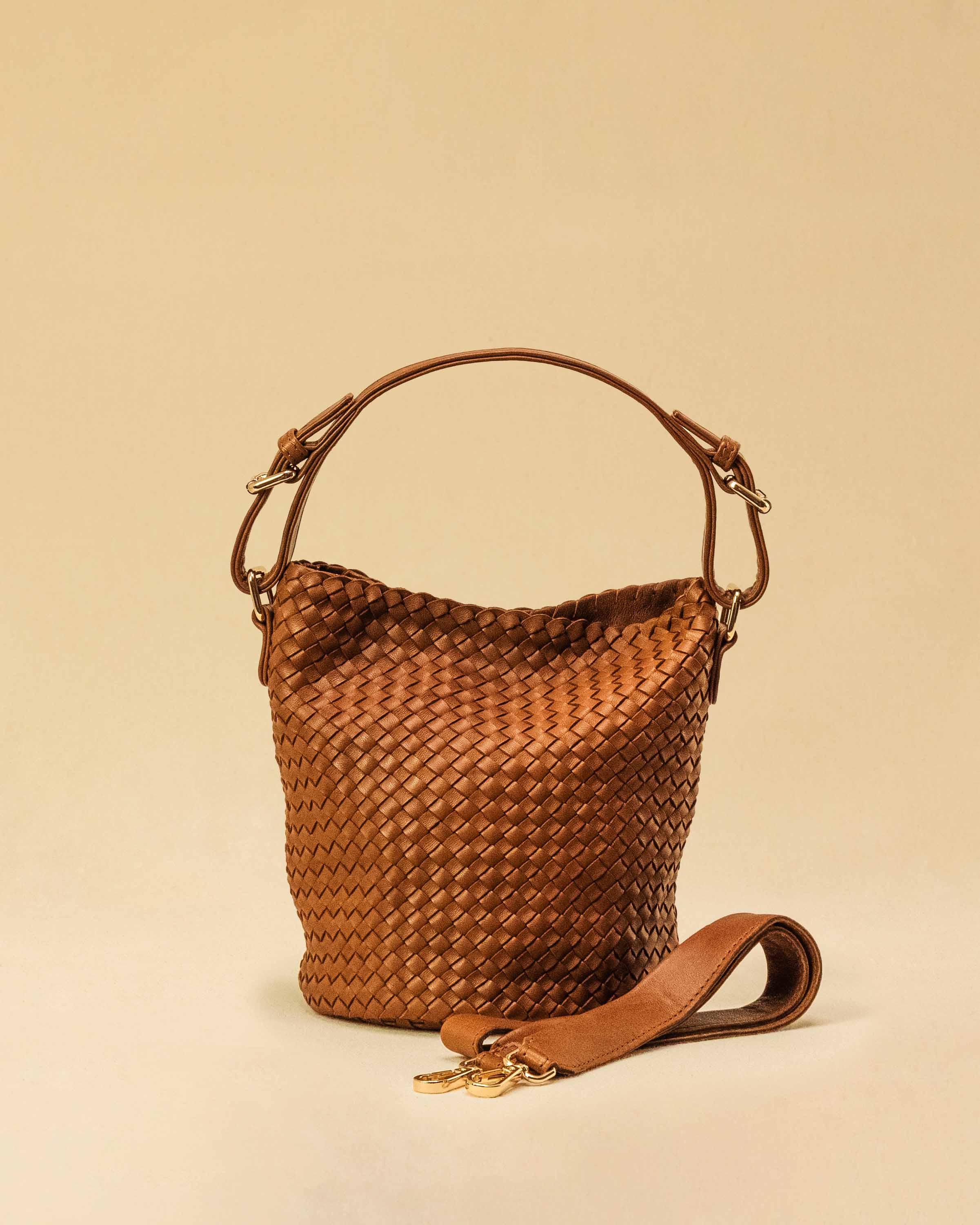 Shoulder Bag ABBIE Small in Cognac von LABEL17 aus Lamm-Nappaleder, von Hand geflochten. Mit kurzem und langem Henkel, hergestellt in Marokko
