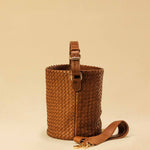 Shoulder Bag ABBIE Small in Cognac von LABEL17 aus Lamm-Nappaleder, von Hand geflochten. Mit kurzem und langem Henkel, hergestellt in Marokko