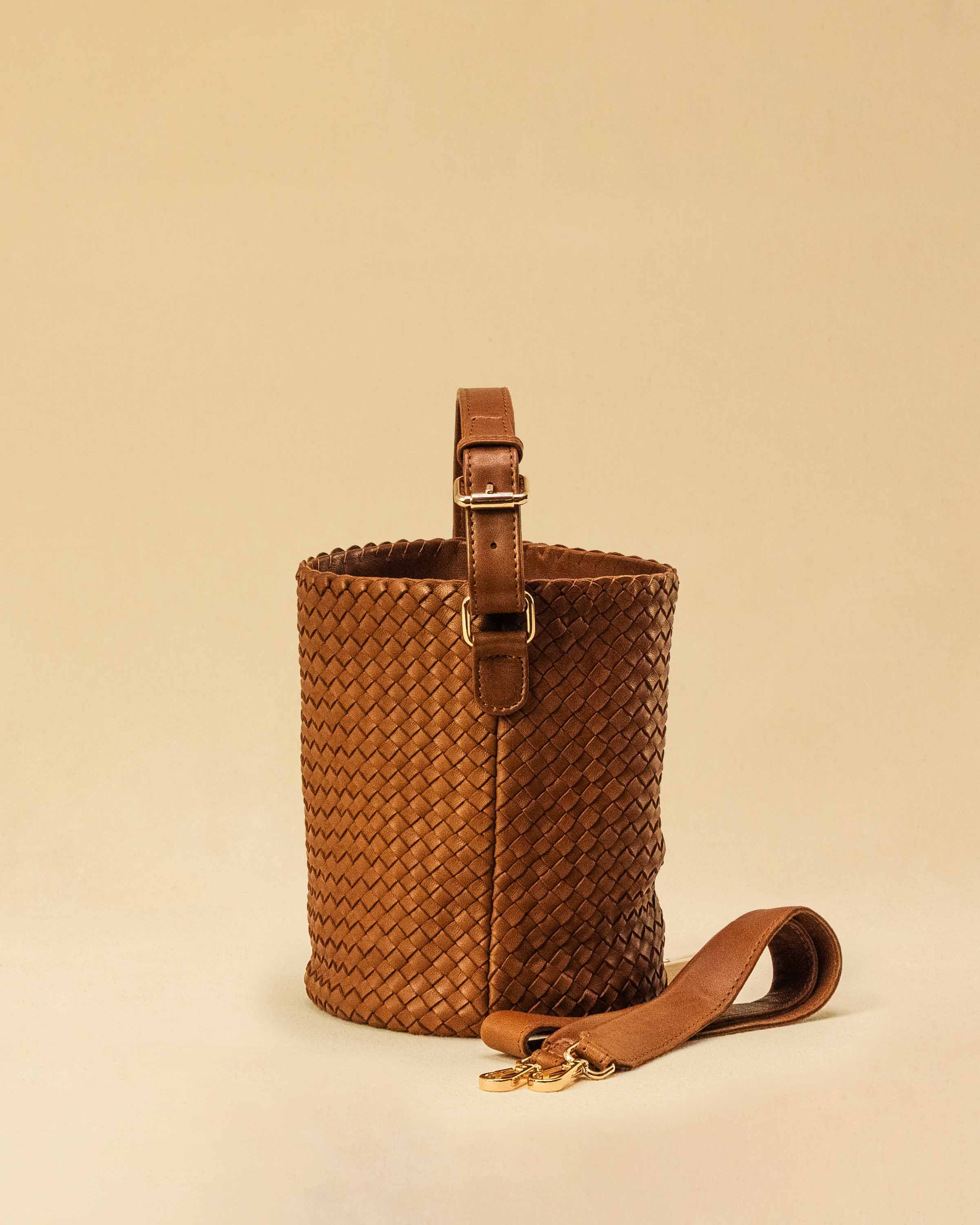 Shoulder Bag ABBIE Small in Cognac von LABEL17 aus Lamm-Nappaleder, von Hand geflochten. Mit kurzem und langem Henkel, hergestellt in Marokko