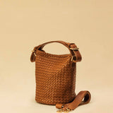 Shoulder Bag ABBIE Small in Cognac von LABEL17 aus Lamm-Nappaleder, von Hand geflochten. Mit kurzem und langem Henkel, hergestellt in Marokko