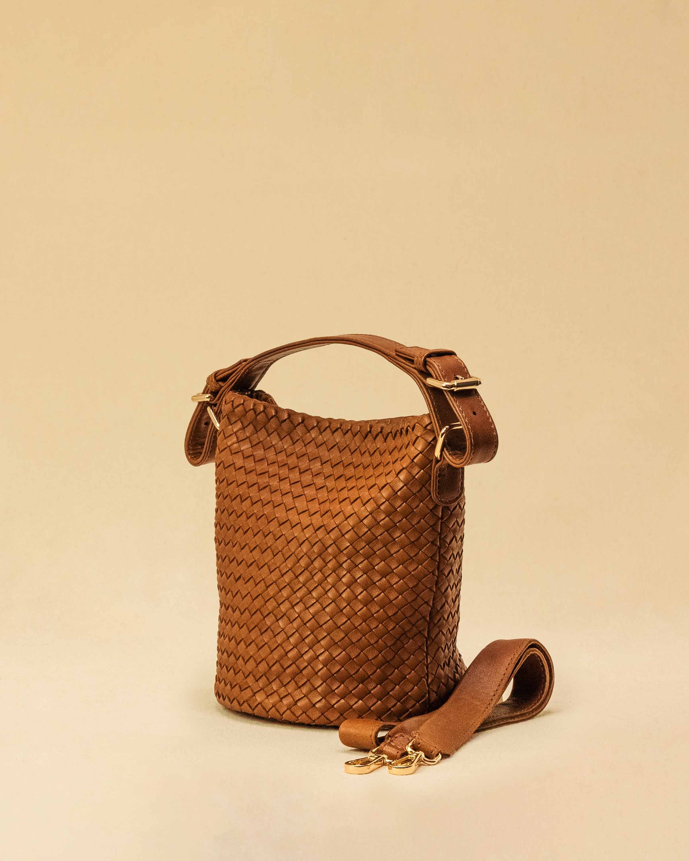 Shoulder Bag ABBIE Small in Cognac von LABEL17 aus Lamm-Nappaleder, von Hand geflochten. Mit kurzem und langem Henkel, hergestellt in Marokko