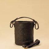 Shoulder Bag ABBIE Small in Darkbrown von LABEL17 aus Lamm-Nappaleder, von Hand geflochten. Mit kurzem und langem Henkel, hergestellt in Marokko