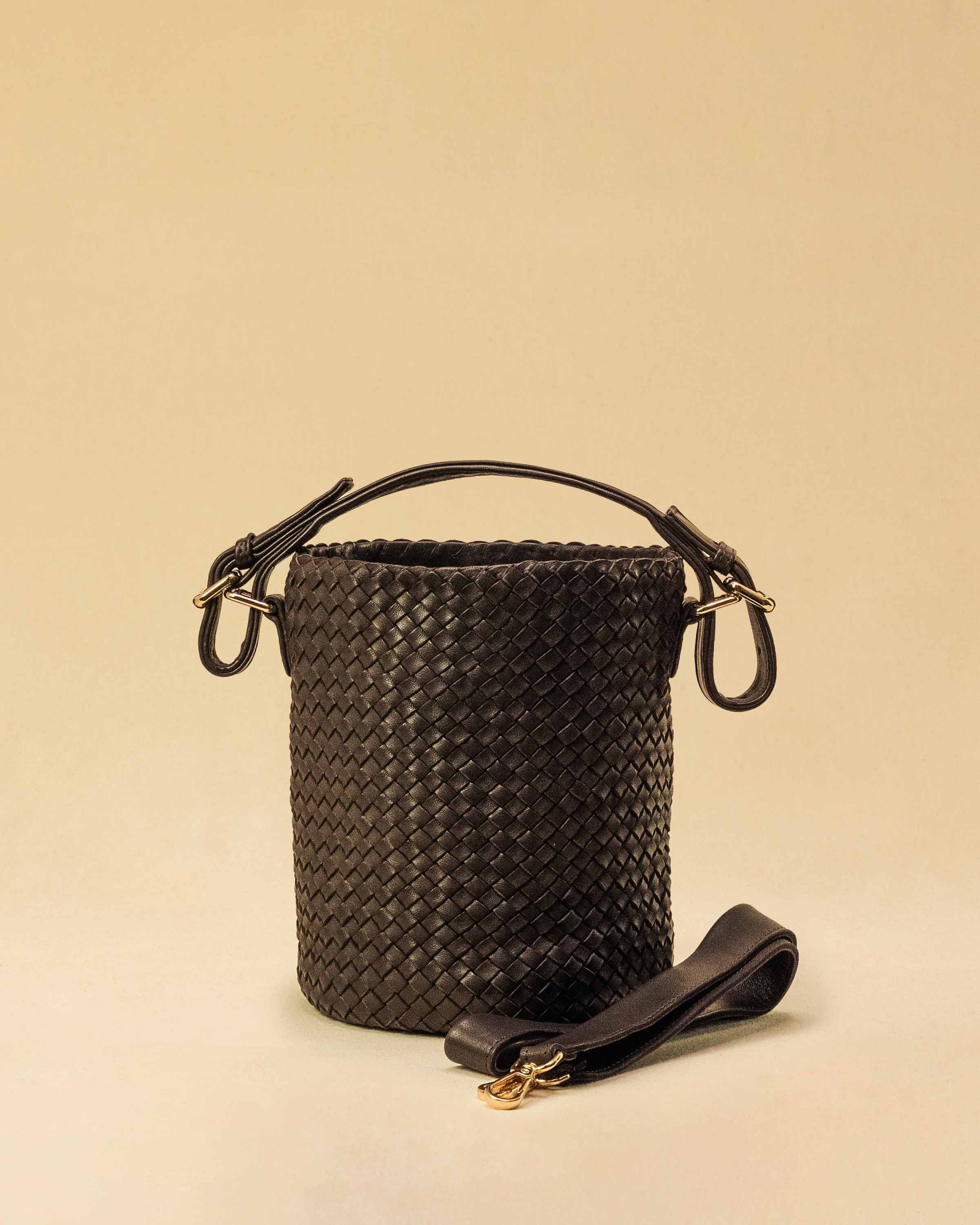 Shoulder Bag ABBIE Small in Darkbrown von LABEL17 aus Lamm-Nappaleder, von Hand geflochten. Mit kurzem und langem Henkel, hergestellt in Marokko