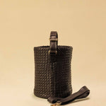 Shoulder Bag ABBIE Small in Darkbrown von LABEL17 aus Lamm-Nappaleder, von Hand geflochten. Mit kurzem und langem Henkel, hergestellt in Marokko