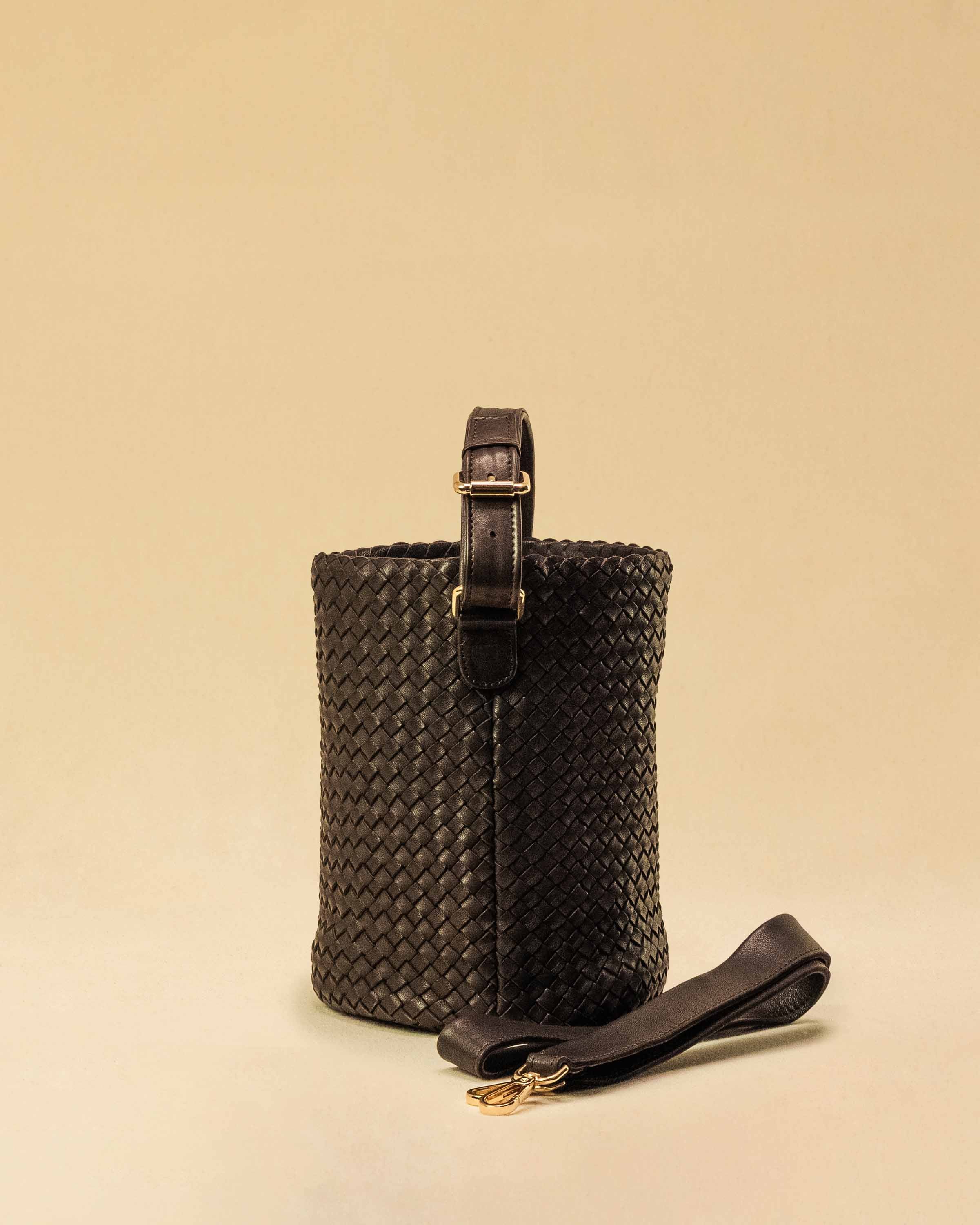 Shoulder Bag ABBIE Small in Darkbrown von LABEL17 aus Lamm-Nappaleder, von Hand geflochten. Mit kurzem und langem Henkel, hergestellt in Marokko