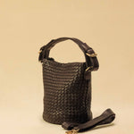 Shoulder Bag ABBIE Small in Darkbrown von LABEL17 aus Lamm-Nappaleder, von Hand geflochten. Mit kurzem und langem Henkel, hergestellt in Marokko