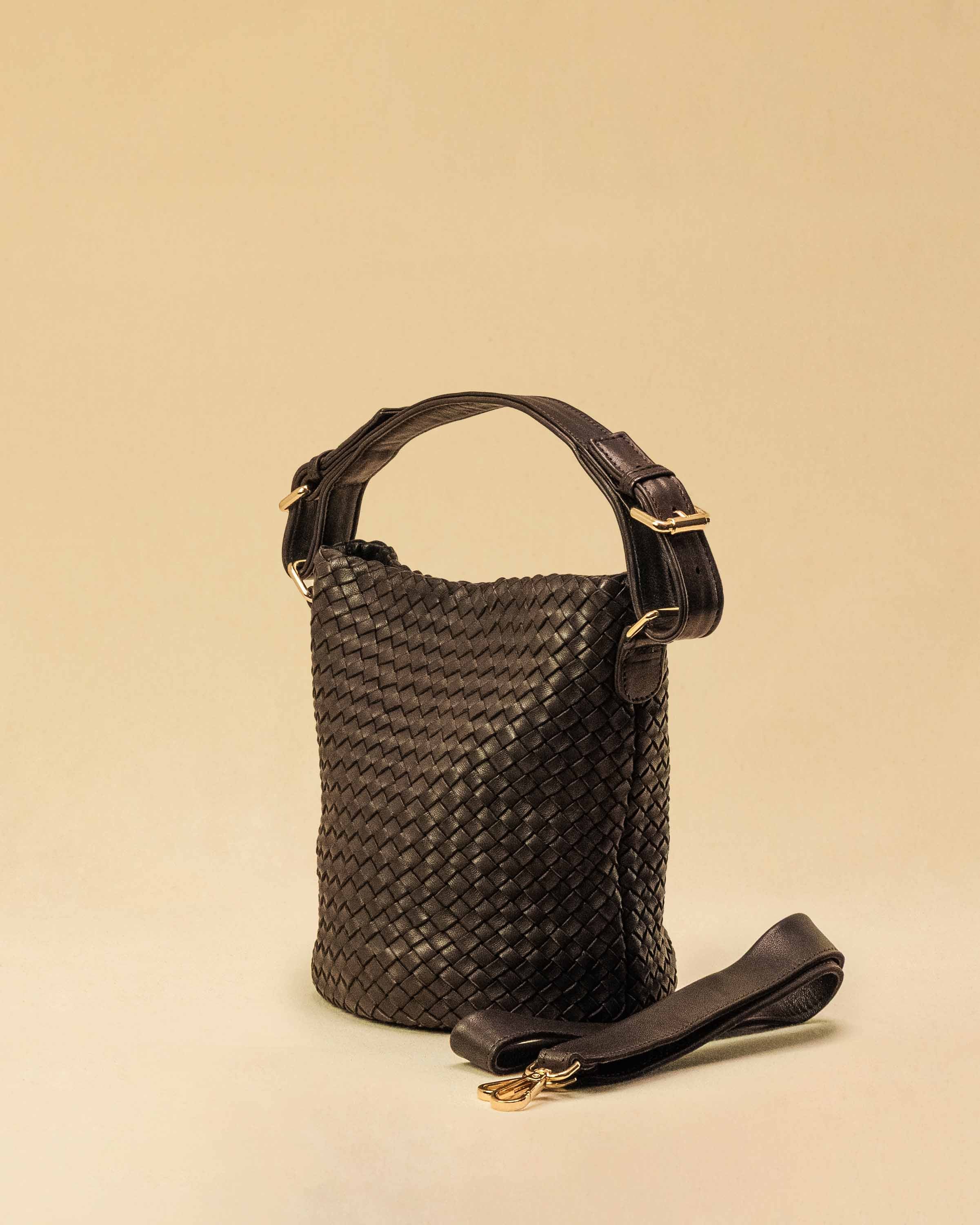 Shoulder Bag ABBIE Small in Darkbrown von LABEL17 aus Lamm-Nappaleder, von Hand geflochten. Mit kurzem und langem Henkel, hergestellt in Marokko