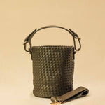 Shoulder Bag ABBIE Small in Olive von LABEL17 aus Lamm-Nappaleder, von Hand geflochten. Mit kurzem und langem Henkel, hergestellt in Marokko