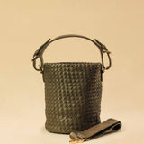 Shoulder Bag ABBIE Small in Olive von LABEL17 aus Lamm-Nappaleder, von Hand geflochten. Mit kurzem und langem Henkel, hergestellt in Marokko