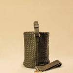 Shoulder Bag ABBIE Small in Olive von LABEL17 aus Lamm-Nappaleder, von Hand geflochten. Mit kurzem und langem Henkel, hergestellt in Marokko