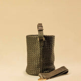 Shoulder Bag ABBIE Small in Olive von LABEL17 aus Lamm-Nappaleder, von Hand geflochten. Mit kurzem und langem Henkel, hergestellt in Marokko