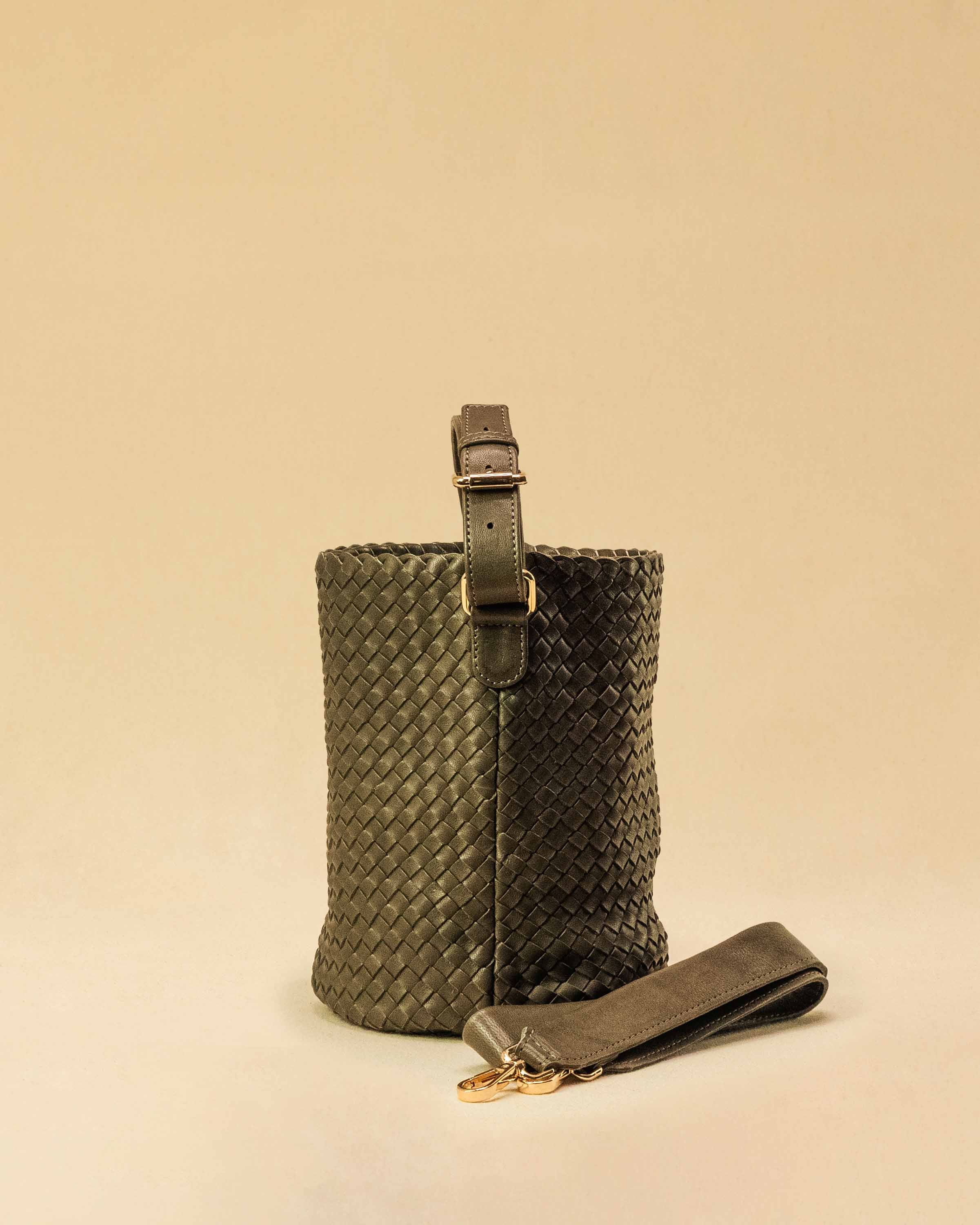 Shoulder Bag ABBIE Small in Olive von LABEL17 aus Lamm-Nappaleder, von Hand geflochten. Mit kurzem und langem Henkel, hergestellt in Marokko