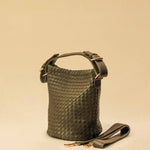 Shoulder Bag ABBIE Small in Olive von LABEL17 aus Lamm-Nappaleder, von Hand geflochten. Mit kurzem und langem Henkel, hergestellt in Marokko