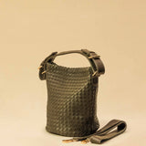 Shoulder Bag ABBIE Small in Olive von LABEL17 aus Lamm-Nappaleder, von Hand geflochten. Mit kurzem und langem Henkel, hergestellt in Marokko