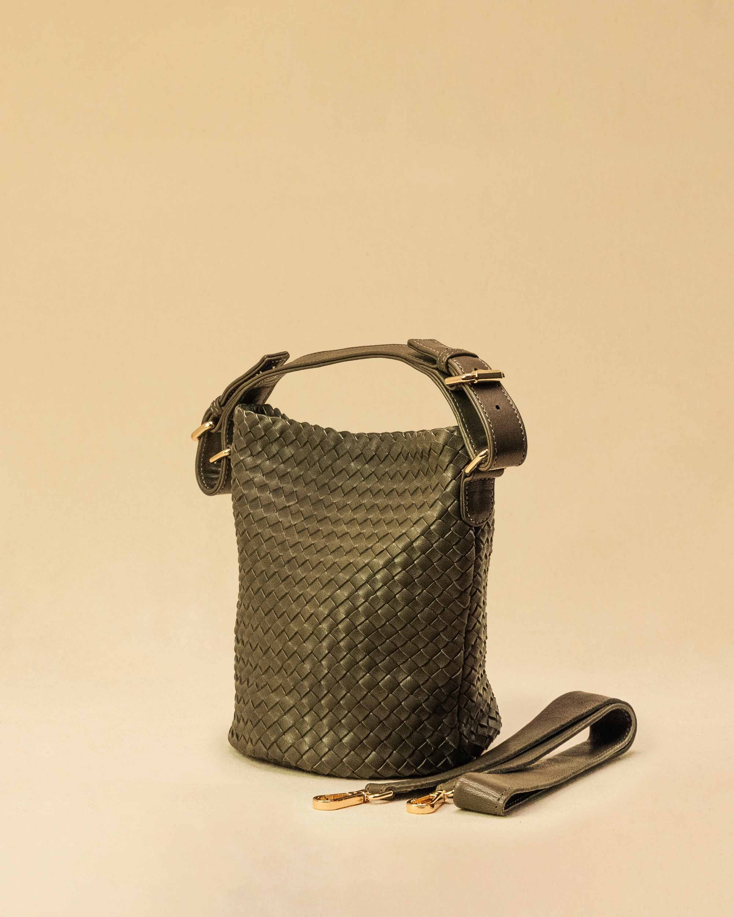 Shoulder Bag ABBIE Small in Olive von LABEL17 aus Lamm-Nappaleder, von Hand geflochten. Mit kurzem und langem Henkel, hergestellt in Marokko