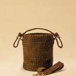 Shoulder Bag ABBIE Small in Toffee Suede von LABEL17 aus Lamm-Leder, von Hand geflochten. Mit kurzem und langem Henkel, hergestellt in Marokko