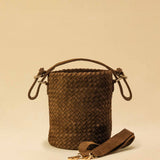 Shoulder Bag ABBIE Small in Toffee Suede von LABEL17 aus Lamm-Leder, von Hand geflochten. Mit kurzem und langem Henkel, hergestellt in Marokko