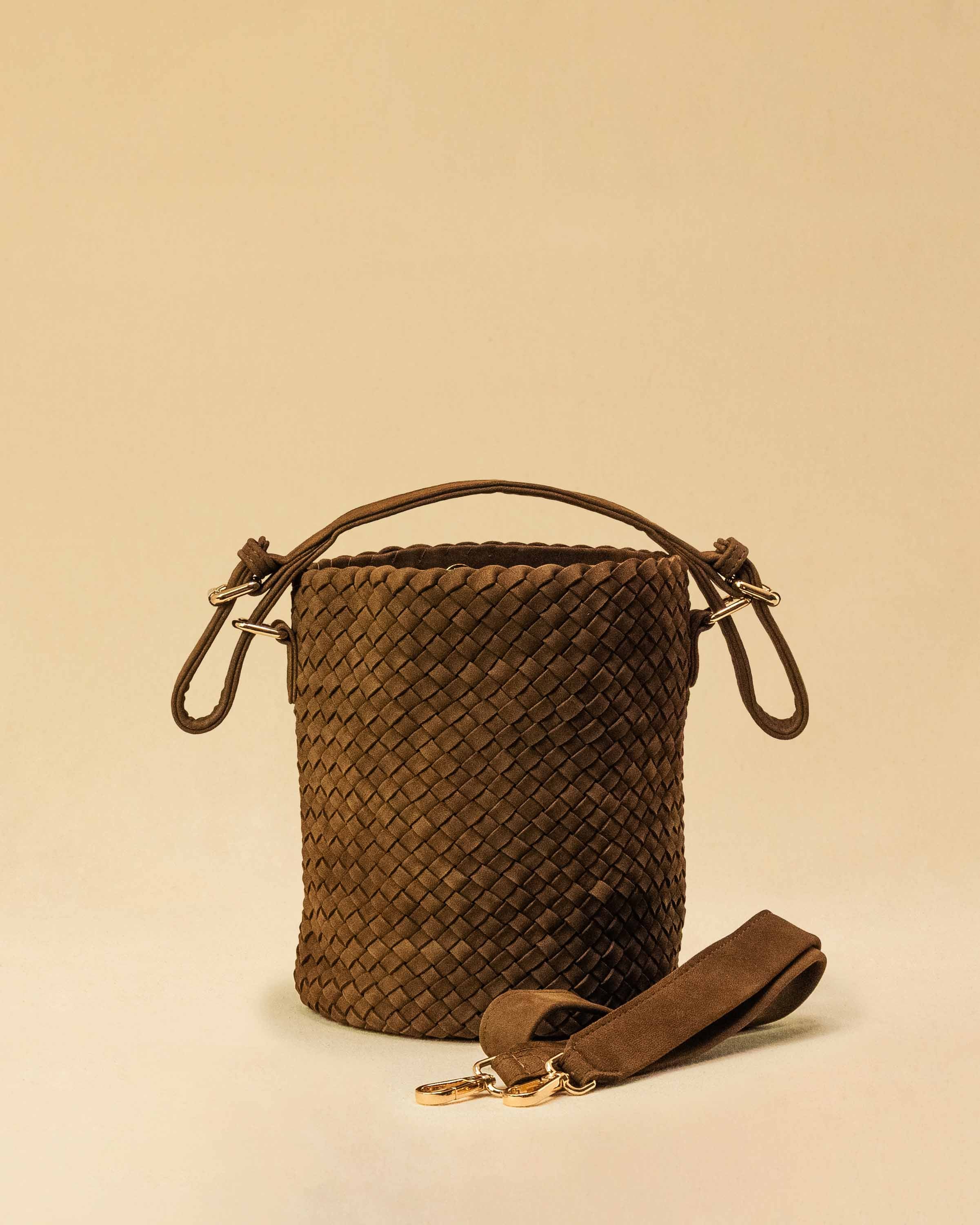 Shoulder Bag ABBIE Small in Toffee Suede von LABEL17 aus Lamm-Leder, von Hand geflochten. Mit kurzem und langem Henkel, hergestellt in Marokko