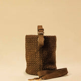 Shoulder Bag ABBIE Small in Toffee Suede von LABEL17 aus Lamm-Leder, von Hand geflochten. Mit kurzem und langem Henkel, hergestellt in Marokko