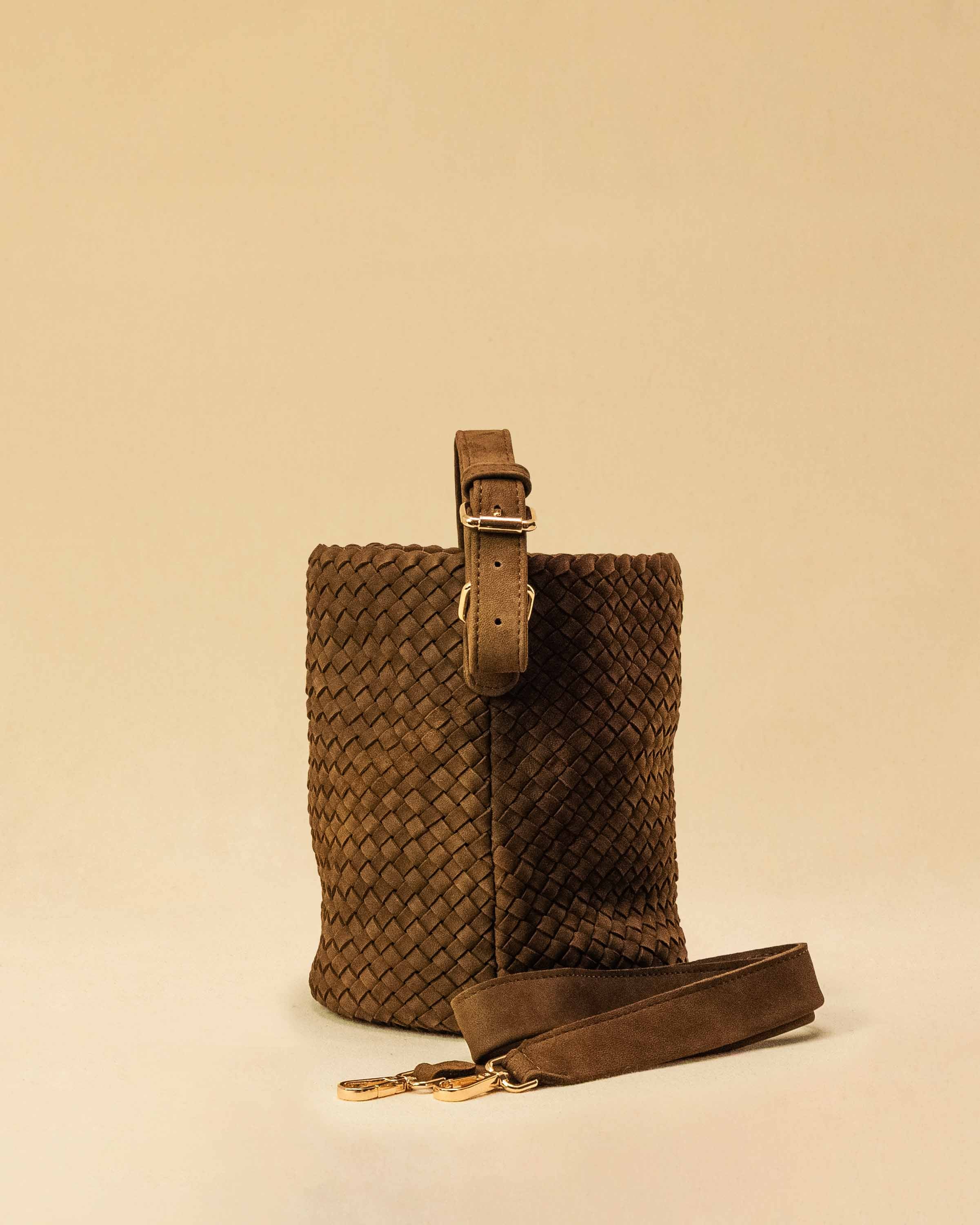 Shoulder Bag ABBIE Small in Toffee Suede von LABEL17 aus Lamm-Leder, von Hand geflochten. Mit kurzem und langem Henkel, hergestellt in Marokko