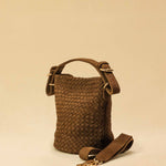 Shoulder Bag ABBIE Small in Toffee Suede von LABEL17 aus Lamm-Leder, von Hand geflochten. Mit kurzem und langem Henkel, hergestellt in Marokko