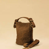 Shoulder Bag ABBIE Small in Toffee Suede von LABEL17 aus Lamm-Leder, von Hand geflochten. Mit kurzem und langem Henkel, hergestellt in Marokko