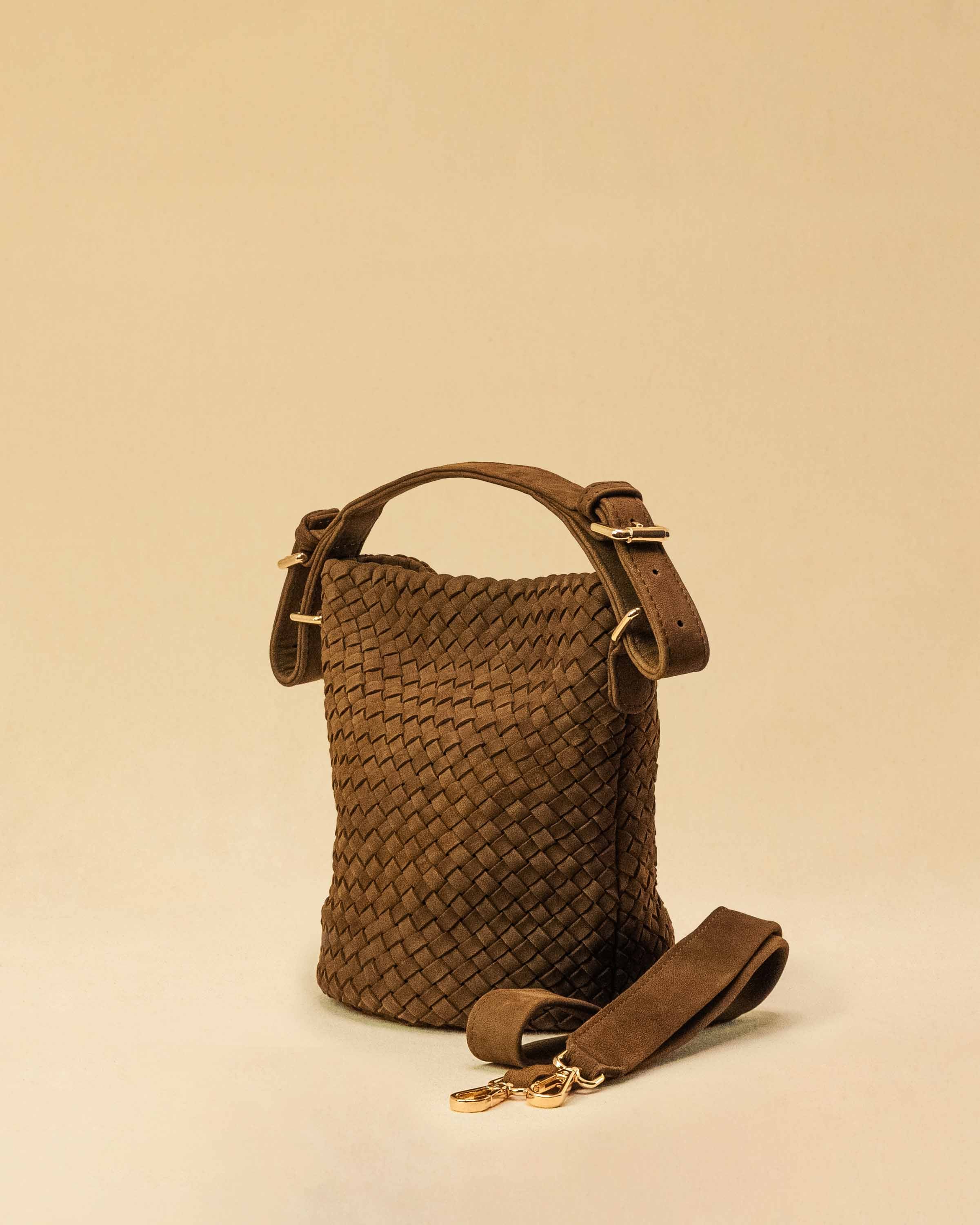 Shoulder Bag ABBIE Small in Toffee Suede von LABEL17 aus Lamm-Leder, von Hand geflochten. Mit kurzem und langem Henkel, hergestellt in Marokko