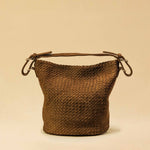 Die Shoulder Bag ABBIE ist aus geschmeidigem Lamm-Suede-Leder von Hand geflochten. Ihre weiche Beutelform wird mit einem kurzen Schulterhenkel getragen – wahlweise in der Hand oder lässig über der Schulter.